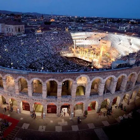 Vicino Ad Agripolis Fra Venezia E Padova In Un Piccolo Paese - Maya